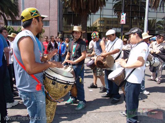 1 de Mayo / 1st of May 2006 06-13
Como en cualquier manifestaciÃ³n no podÃ­a faltar la mÃºsica y el ritmo de nuestra gente.

As in any manifestation the music and the rhythm  of our people was present. 
Keywords: 1 1th Mayo May Trabajo Work Marcha Marches