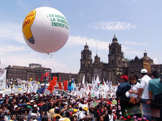 1 de Mayo / 1st of May 2006 08-13
Ya en el ZÃ³calo se pronunciÃ³ un discurso por la defensa de los derechos de los trabajadores, asÃ­ como de los trabajadores migrantes en E.U.

In the "ZÃ³calo"  a speech by the defense of the rights of the workers, as well as of the migrants workers in E.U was already pronounced. 
Keywords: 1 1th Mayo May Trabajo Work Marcha Marches