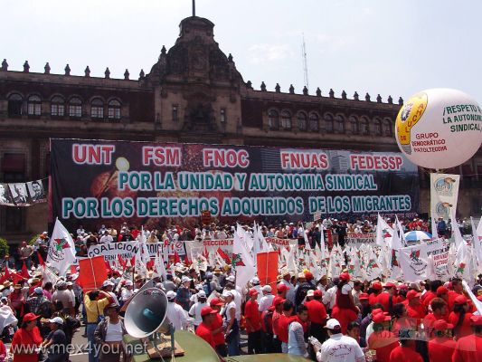 1 de Mayo / 1st of May 2006 09-13
Sindicatos de Diversas Universidades de nuestro paÃ­s asÃ­ como de empresas particulares estuvieron presentes.


Unions of Diverse Universities of our country as well as of particular companies were present.  
Keywords: 1 1th Mayo May Trabajo Work Marcha Marches