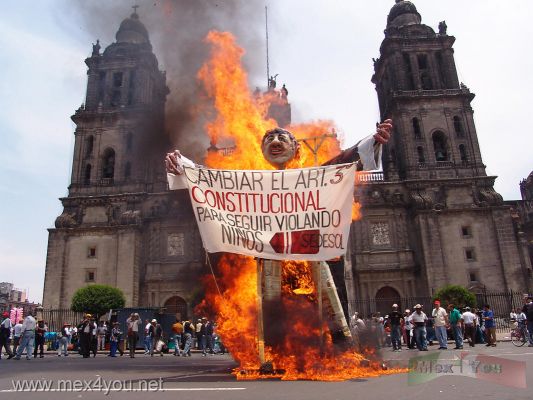 1 de Mayo / 1st of May 2006 10-13
Aunque ya pasÃ³ la Semana Santa se quemaron algunos "Judas" con las efigies de algunos lÃ­deres de la polÃ­tica.

Although the Easter was in April some "Judas" were  burned  with the shape of some policy leaders  . 
Keywords: 1 1th Mayo May Trabajo Work Marcha Marches