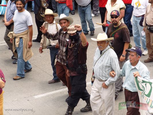 1 de Mayo / 1st of May 2006 12-13
El Subcomandante Marcos marchÃ³ desde la embajada de E.U. hacia el  ZÃ³calo resguardado por partidarios suyos.

The Subcomandante Marcos  marched from the E.U. embassy towards the "ZÃ³calo"  protected their followers. 
Keywords: 1 1th Mayo May Trabajo Work Marcha Marches
