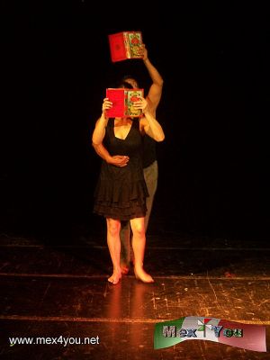 Presenta la CoreografÃ­a 3 Saberes en el Teatro Benito JuÃ¡rez (04-05)
Esta puesta refleja la esencia de 3 mujeres "saberes" tienen espejos, libros, sonidos en su corazÃ³n, piedras y aguas que marcan el ritmo. La escritura corporal y la palabra escrita.
RocÃ­o Becerril retomo en cada una de la escenas de esta puesta lo que las tres mujeres realizarÃ³n o tuvieron mÃ¡s impacto en su vida; como: Nellie Campobello que representa una escena con un vestuario rojo en donde realizÃ³ una reuniÃ³n de 5,000 bailarinas con est avestimenta bailando; tomando como base el rojo como representaciÃ³n de la sangre.

Text and Photo by: YanÃ­n RamÃ­rez
Keywords: RocÃ­o Becerril Teatro Benito JuÃ¡rez Nellie Campobello MarÃ­a Zambrano MarÃ­a Sabina