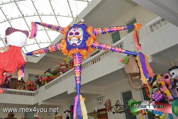 ExposiciÃ³n PiÃ±atas (04-05) 
En TepatitlÃ¡n, Jalisco, fue elaborada la piÃ±ata mÃ¡s grande del mundo, en 2010, la piÃ±ata tiene una forma de la tradicional estrella de 7 puntas.

Text by: YanÃ­n RamÃ­rez                         Photo by: Antonio P.
Keywords: ExposiciÃ³n PiÃ±atas Museo arte popular piÃ±atas mexicanas diciembre posadas navideÃ±as