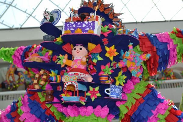 ExposiciÃ³n PiÃ±atas (05-05) 
ExhibiciÃ³n que estarÃ¡  hasta 13 de Diciembre en el Patio del Museo de Arte Popular.

Text by: YanÃ­n RamÃ­rez                         Photo by: Antonio P.
Keywords: ExposiciÃ³n PiÃ±atas Museo arte popular piÃ±atas mexicanas diciembre posadas navideÃ±as