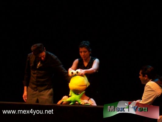 La Obra Â¿QuÃ© es? 
El montaje estÃ¡ creado con juegos dramÃ¡ticos pensados a partir de  pautas elaboradas por la investigaciÃ³n. 
en la obra participan la compaÃ±Ã­a Marionetas de la esquina con los titiriteros DarÃ­o Ãlvarez, Priscila Morales, Laura HernÃ¡ndez, Zohar Salgado, Osvaldo Valdovinos y Ulises Mendoza.

photo by YanÃ­n RamÃ­rez
Keywords: obra quÃ© es? teatro rientaciÃ³n pequeÃ±os 2 a 5 aÃ±os