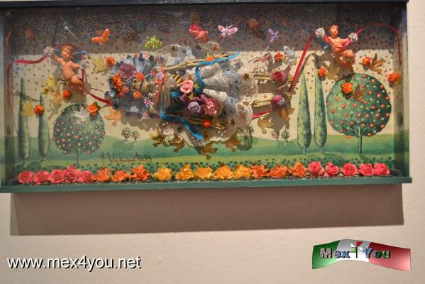 ExposiciÃ³n Flores Sesgadas (02-05)
Presenta la ExposiciÃ³n "Flores Sesgadas" por medio de caja-arte-objeto donde el tema central es la muerte por medio de unas calaveritas donde cada una tiene un nombre de mujer.

Pie de Foto: Caja InstalaciÃ³n-XVI Lolita, 2013 TÃ©cnica Mixta.

Text and Photo by: Yanin RamÃ­rez
Keywords: exposiciÃ³n temporales museo hacienda crÃ©dito pÃºblico pedro zubizarreta caja arte objeto mujeres asesinadas calaveritas naturaleza muerta exposiciÃ³n flores sesgadas