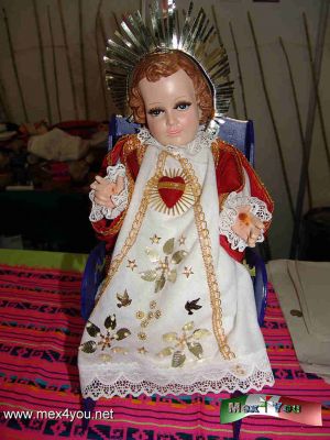 DÃ­a de la Candelaria 2013 (03-08)
Desde muy temprano la gente asistiÃ³ a la misa en la Iglesia de San Juan Bautista  para llevar a bendecir a los niÃ±os dios que formaron parte del nacimiento en las pasadas fiestas navideÃ±as.  Ataviados de los mÃ¡s diferentes atuendos, materiales, algunos con alas otros con ropa de bebe de tamaÃ±o real, etc.  El fervor hizo reunir a los fieles para bendecir estas queridas imÃ¡genes. 


Photo & Text by; Antonio Pacheco 
Keywords: dia candelaria candlemass day feria tamal niÃ±o dios fair