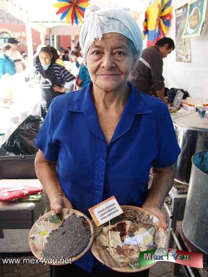 DÃ­a de la Candelaria 2013 (05-08)
De hoja de plÃ¡tano o de maÃ­z la gente adquirÃ­a los tamales desde temprano en esta feria que se llevÃ³ a cabo del 30 de enero al 3 de febrero en dos lugares tan cercanos y emblemÃ¡ticos de CoyoacÃ¡n como son el JardÃ­n Hidalgo y el Museo de Culturas Populares.   


Photo & Text by; Antonio Pacheco 
Keywords: dia candelaria candlemass day feria tamal niÃ±o dios fair