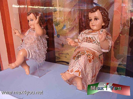 DÃ­a de la Candelaria 2013 (06-08)
Es ya tradiciÃ³n que diversos puntos de la Ciudad de MÃ©xico se lleven a cabo exposiciones con niÃ±os dios vestidos segÃºn las creÃ©ncias de regiones de nuestro paÃ­s.  Existen pues niÃ±os vetidos de joyas, de atuendos tradicionales , de profesiones como doctor, policÃ­a e incluso de equipos de futbol , tambiÃ©n quienes incluyen en su ropaje plumas , coronas, etc. 


Photo & Text by; Antonio Pacheco 
Keywords: dia candelaria candlemass day feria tamal niÃ±o dios fair