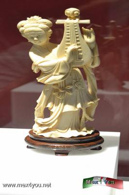 Mar-Al-Fil en el Museo SHCP (04-05)
La colecciÃ³n de trabajos en talla directa del marfil puede apreciarse en las exposiciones temporales del Museo de la SecretarÃ­a de Hacienda y CrÃ©dito PÃºblico con piezas de china y japÃ³n.

Text and Photo by: YanÃ­n RamÃ­rez
Keywords: exposiciones temporales museo de hacienda crÃ©dito pÃºblico marfil esculturas