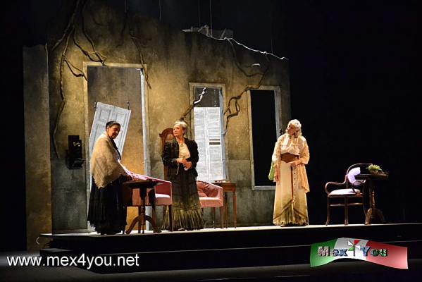 Estreno: "Ã‰ramos tres hermanas (variaciones sobre ChÃ©jov) (03-05)
Esta obra de JosÃ© Sanchis quien es autor de 50 textos teatrales traducidos a varios idiomas y estrenados en varios paÃ­ses europeos y de AmÃ©rica Latina  nos indica que cada proyecto de montaje es la posiblidad de explorar un territorio nuevo, por lo que tiene un repertorio infitino de propuestas que si bien pueden pasar por un proceso de prueba y error , en palabras del autor es el Ãºnico medio de avanzar. 

Text & Photo by: Antonio Pacheco 
Keywords: eramos tres hermanas variaciones chejov teatro ciudad esperanza iris ana ofelia murguia marta verduzco aura