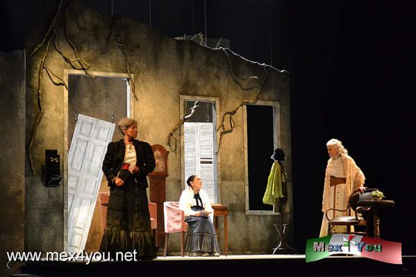 Estreno: "Ã‰ramos tres hermanas (variaciones sobre ChÃ©jov) (05-05)
Con sÃ³lo cuatro funciones del 3 al 6 de septiembre , jueves y viernes a las 20.30 horas, sÃ¡bado a las 19:00 y domingo a las 18:00 en el Teatro de la Ciudad Esperanza Iris . 
Boletos en Ticketmaster y en la taquilla del teatro. Localidades 132 pesos con 50% descuento a estudiantes, militares , INAPAM y trabajadores del gobierno. 

Text & Photo by: Antonio Pacheco 
Keywords: eramos tres hermanas variaciones chejov teatro ciudad esperanza iris ana ofelia murguia marta verduzco aura