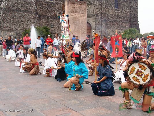 Marcha del 2 de Octubre/October 2nd March.02-09
En la Plaza de las Tres Culturas se reunió un grupo de Concheros llevó a cabo una ceremonia prehispánica en conmemoración. 

In the  Three  Cultures Square were gathered a  group of ' Concheros ' carried out a pre-Hispanic ceremony in commemoration.
Keywords: Marcha del 2 de Octubre/October 2nd March
