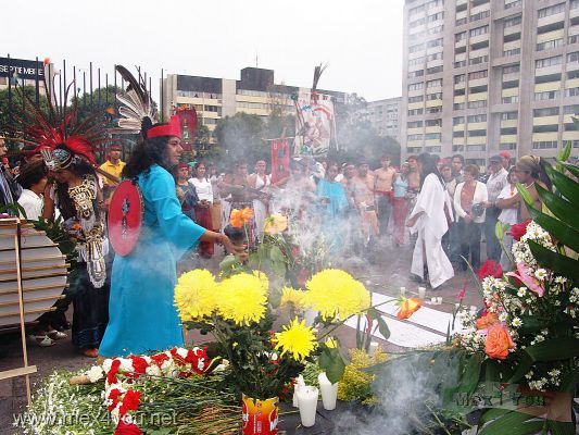 Marcha del 2 de Octubre/October 2nd March.04-09
Los concheros esparcieron incienso al altar en memoria de los caídos. 

The ' Concheros ' scattered incense to the altar in memory of the fallen ones.
Keywords: Marcha del 2 de Octubre/October 2nd March