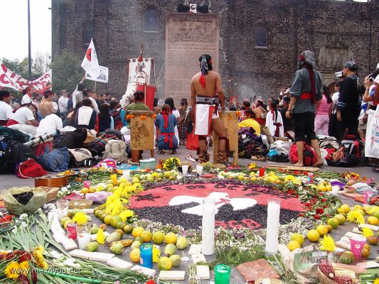 Marcha del 2 de Octubre/October 2nd March.05-09
Se hizo sonar el caracol y se dijeron oraciones en Nahuatl.

It was made sound the conch  and orations in Nahuatl were said.
Keywords: Marcha del 2 de Octubre/October 2nd March