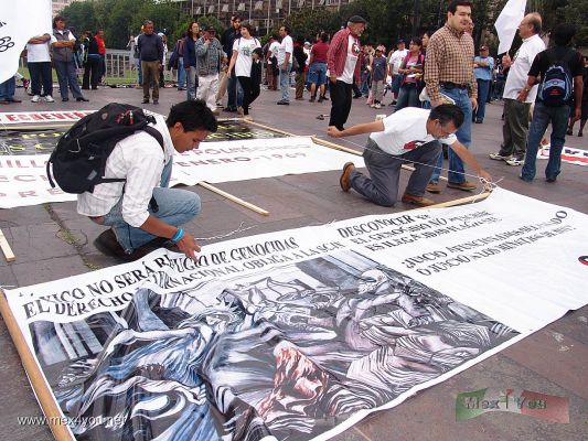 Marcha del 2 de Octubre/October 2nd March.06-09
En la Plaza también se preparaban las pancartas para la marcha.

In the Square the people prepared   the placards for the march.
Keywords: Marcha del 2 de Octubre/October 2nd March