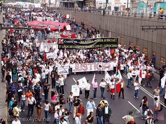 Marcha del 2 de Octubre/October 2nd March.07-09
Con un gran contingente los marchistas avanzaban por el  Eje Central. 

With a great contingent the people  advanced by the ' Eje Central ' avenue.
Keywords: Marcha del 2 de Octubre/October 2nd March