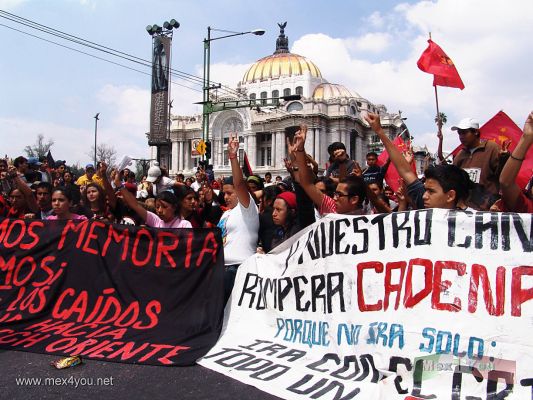 Marcha del 2 de Octubre/October 2nd March.09-09
Los jóvenes hicieron dos minutos de silencio por  sus compañeros caídos. 

The young people did two minutes of silence for their fallen companions.
Keywords: Marcha del 2 de Octubre/October 2nd March