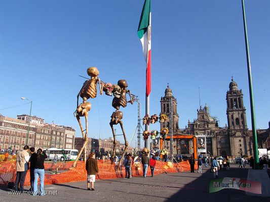 Dia de Muertos en la Ciudad de Mï¿½xico 2005 / Day of the Dead in Mexico City 2005 (02-15)
Pudimos observar las dos enormes esqueletos  llevando crï¿½neos a un Tzompampli muy particular.

We could observe the two enormous skeletons taking skulls a very particular ' Tzompampli '.
Keywords: Dia de Muertos en la Ciudad de Mï¿½xico 2005 / Day of the Dead in Mexico City 2005