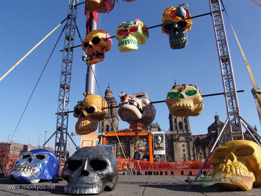 Dia de Muertos en la Ciudad de MÃ©xico 2005 / Day of the Dead in Mexico City 2005 (04-15)
En el Tzompantli habÃ­a una representaciÃ³n de calaveras muy particulares tales como: De dulce, amaranto, mecanizadas, etc.

In the Tzompantli there was a representation of very particular skulls such as:  Of candy, amaranth, mechanized, etc.
Keywords: Dia de Muertos en la Ciudad de Mï¿½xico 2005 / Day of the Dead in Mexico City 2005