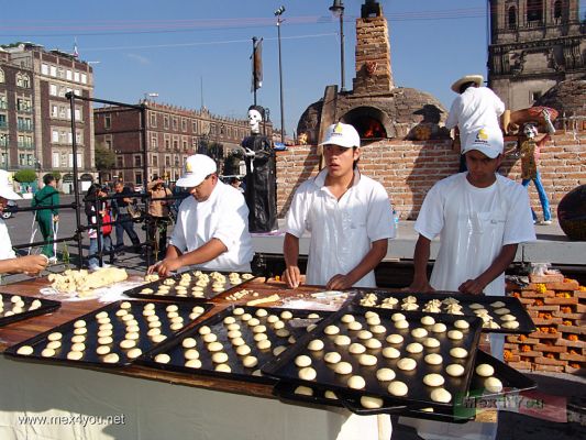 Dia de Muertos en la Ciudad de Mï¿½xico 2005 / Day of the Dead in Mexico City 2005 (05-15)
Desde muy temprano los panaderos elaboraban pequeï¿½os pan de muerto, los cuales repartirï¿½an entre la gente asistente. 

From very early in the morning  the  bakers  elaborated the famous ' Pan de Muerto ' (dead bread) , who would distribute between attending people.
Keywords: Dia de Muertos en la Ciudad de Mï¿½xico 2005 / Day of the Dead in Mexico City 2005