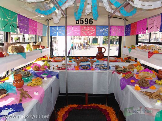 Dia de Muertos en la Ciudad de Mï¿½xico 2005 / Day of the Dead in Mexico City 2005 (06-15)
En el Zï¿½calo habï¿½a algunos carros de transporte colectivo con ofrendas en su interior. 

In the ' Zï¿½calo '  there were some cars of our collective transport with offerings in its interior.
Keywords: Dia de Muertos en la Ciudad de Mï¿½xico 2005 / Day of the Dead in Mexico City 2005