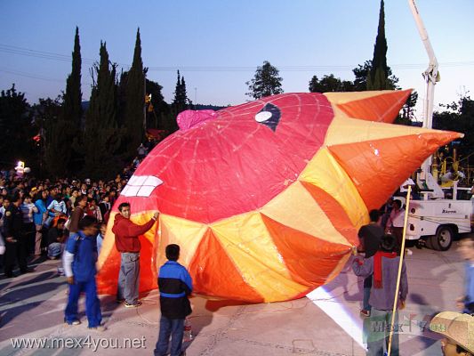 Dia de Muertos en la Ciudad de Mexico 2005 / Day of the Dead in Mexico City 2005 (10-15)
Los grandes artesanos de la delegaciï¿½n de Milpa Alta  hacian gala de habilidad al crear globos con mï¿½s de 4000 pliegos de papel.

The great craftsmen of ' Milpa Alta ' delegation atonished to the people with the  ability to  create globes with more than 4000 sheets of paper.
Keywords: Dia de Muertos en la Ciudad de Mï¿½xico 2005 / Day of the Dead in Mexico City 2005