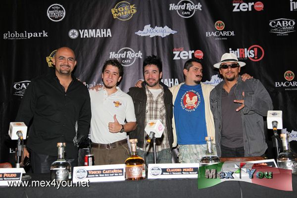 Hard Rock Cafe  "Battle of the Bands" (02-03)
Las bandas podrÃ¡n registrarse en la pÃ¡gina oficial  www.battleofthebands.mx y se escogeran las que tocarÃ¡n en los diferentes escenarios. 

El pÃºblico podrÃ¡ participar entrando a la pÃ¡gina de www.hardrock.com y votarÃ¡ por las 10 mejores bandas de cada regiÃ³n. Las bandas ganadoras, por cada regiÃ³n, serÃ¡n las 4 que harÃ¡n su presentaciÃ³n en el escenario secundario en Londres. 

En la Ãºltima fase el publico votarÃ¡ online en www.hardrock.com y los 3 primeros lugares en Hyde Park en Londres. 


Photo by: JesÃºs SÃ¡nchez

Keywords: hard rock cafe battle bands batalla guerra bandas