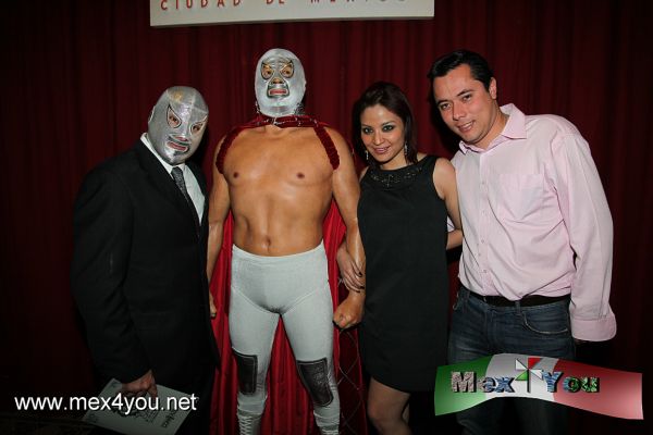 DevelaciÃ³n Figura "El Santo" Museo Cera (01-03)
Keywords: museo cera wax museum el santo enmascarado plata hijo lucha libre wrestling mexicana 