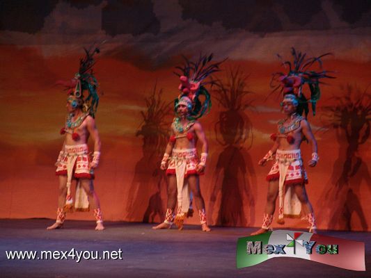 Gran Ballet de Campeche (01-05)
El jueves 3 de marzo se llevÃ³ a cabo la presentaciÃ³n del Gran Ballet de Campeche en el Teatro de la Ciudad, Esperanza Ãris.  

Pudimos apreciar el orÃ­gen de la regiÃ³n con bailarines vestidos con trajes de la cultura Maya y representando la llegada de los colonizadores. 
Keywords: gran ballet campeche great maya prehispanico  teatro ciudad theater esperanza iris 
