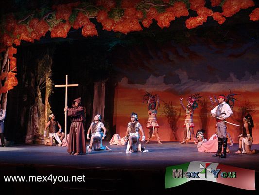 Gran Ballet de Campeche (02-05)
TambiÃ©n pudimos apreciar la representaciÃ³n no sÃ³lo de danza sino de un montaje teatral con el cual nos llevaron desde lo prehispÃ¡nico hasta las constantes invasiones que sufriÃ³ Campeche durante la colonia. 
Keywords: gran ballet campeche great teatro ciudad theater city esperanza iris 