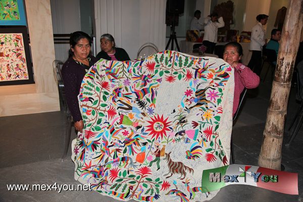 Mascada Din tini Ya TzÃ¼e (04-07)
Las artesanas posando con una de estas magnÃ­ficas piezas de arte popular para lo cual ellas no piedieron retribuciÃ³n, sino que se mejoraran las condiciones de su comunidad, en especÃ­fico, la escuela de su regiÃ³n. 










Photo by: JesÃºs SÃ¡nchez
Keywords: mascada din tini ya tzÃ¼e museo arte popular map 