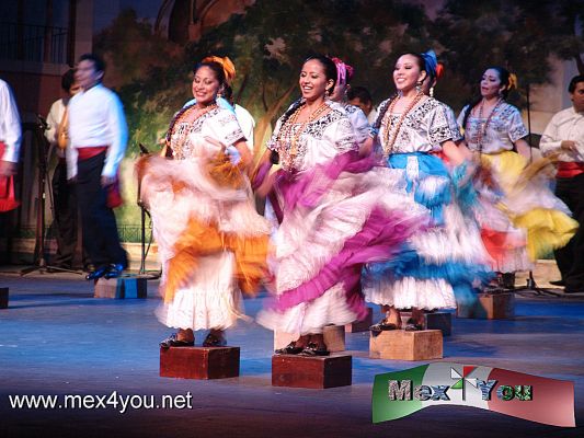 Gran Ballet de Campeche (05-05)
Definitivamente un gran espectÃ¡culo donde despuÃ©s de verlo dan ganas de visitar Campeche.  En fÃ­n todo un show que hizo gozar a la gente y sobre todo por que los obsequios estuvieron a la orden del dÃ­a por parte del ballet a los asistentes. 
Keywords: gran ballet campeche great teatro ciudad theater city esperanza iris 
