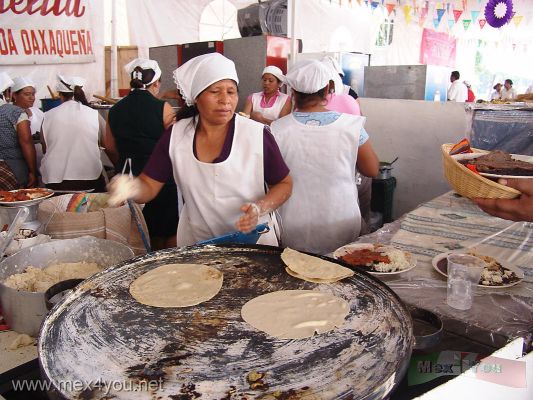 Oaxaca en la DelegaciÃ³n Benito Juarez / Oaxaca in the Juarez Delegation. (01-08)
Le recomendamos tomar un descanso despuÃ©s de realizar sus compras y degustar lo tÃ­pico de la deliciosa comida de Oaxaca.

We recommended to you to take a rest after making your purchases and tasting the typical thing of the delicious food of Oaxaca. 
Keywords: Oaxaca  en el Distrito Federal/ Oaxaca in the Federal District.