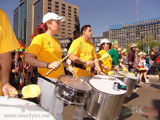 Dia del Tambor / Drum Day 2006 02-07
Desde las 10 de la maÃ±ana se reunieron en el Monumento a ColÃ³n diversas agrupaciones de diversos paÃ­ses con tambores y bailes.

From the 10 o'clock  in the morning  diverse groups from many  countries with drums and dances met in the Columbus Monument.
Keywords: Festival del Tambor 2007 / Drum Festival 2007