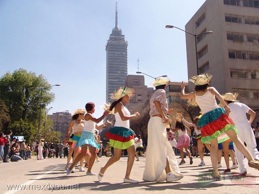 Dia del Tambor / Drum Day 2006 06-07
A lo largo del Paseo de la Reforma y hasta el ZÃ³calo la gente pudo disfrutar del ritmo y de la mÃºsica de los diversos paÃ­ses.

Throughout the ' Paseo de la Reforma 'avenue until the ' ZÃ³calo '  the people could enjoy the rhtyhm and the music of the diverse countries.
Keywords: Festival del Tambor 2007 / Drum Festival 2007