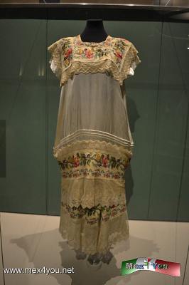 ExposiciÃ³n Hilos de Historia ultimos 10 dÃ­as (02-05)
Conformada por 180 piezas, entre vestidos, trajes, zapatos, abanicos y accesorios  utilizada por personajes emblemÃ¡ticos de la historia nacional de los siglos XVIII a la primera mitad del siglo XX.

Text  by: YanÃ­n RamÃ­rez                                                  Photo by: Antonio P.
Keywords: hilos de historia castillo de chapultepec inah vestimenta siglo XVIII XVII XIX corsÃ©
