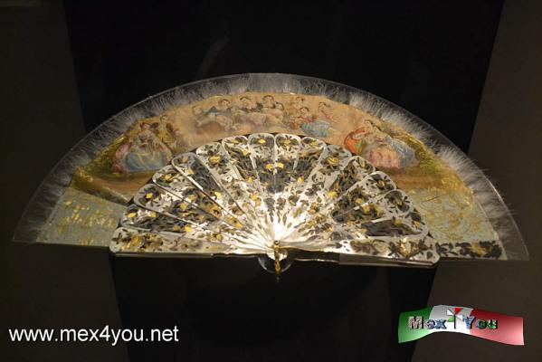 ExposiciÃ³n Hilos de Historia ultimos 10 dÃ­as (03-05)
A travÃ©s de la donaciÃ³n de cuatro vestidos por parte de Isabel Pesado viuda de Mier se iniciÃ³ la ColecciÃ³n de Indumentaria del Museo, a llegar reunir mÃ¡s de 10 mil piezas.

Text  by: YanÃ­n RamÃ­rez                                                  Photo by: Antonio P.
Keywords: hilos de historia castillo de chapultepec inah vestimenta siglo XVIII XVII XIX corsÃ©