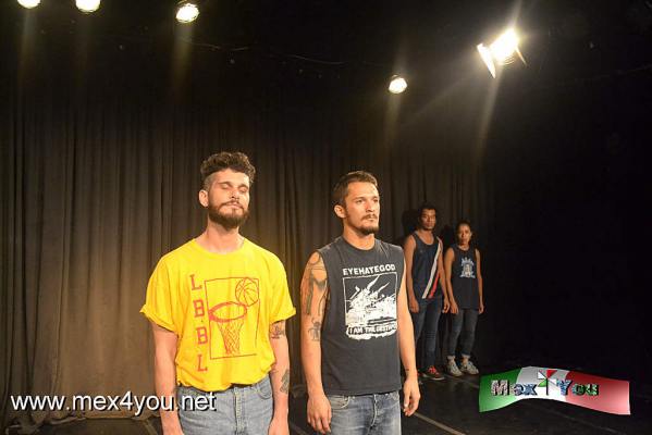 Cartelera Sistema de Teatros en Agosto (05-05)
Aprovechar estÃ¡s puestas en escena desde dos propuestas de danza hasta uan aobra que habla de la amistad, el amor de una manera mÃ¡gica y de ilusiones hasta la obra para los pequeÃ±os por medio de Sinforoso y MÃ­a.

Text and Photo by: YanÃ­n RamÃ­rez
Keywords: sistema teatros titeres danza teatro danza capital marionetas de la esquina