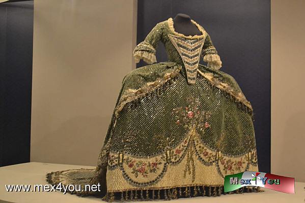 ExposiciÃ³n Hilos de Historia ultimos 10 dÃ­as (04-05)
Aprovecha las visitas guiadas que se acompaÃ±an con un taller para niÃ±os y adultos donde los asistentes confeccionan su propio abanico o una chistera, que se llevan a cabo de martes a jueves a las 10:00 y 12:00 horas, y los sÃ¡bados a las 11:00 y 13:00 horas.

Text  by: YanÃ­n RamÃ­rez                                                  Photo by: Antonio P.
Keywords: hilos de historia castillo de chapultepec inah vestimenta siglo XVIII XVII XIX corsÃ©