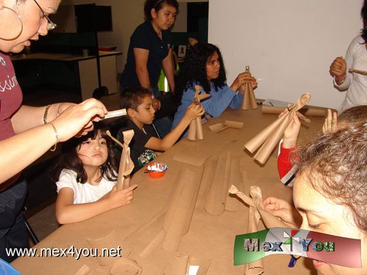 Museo de la RevoluciÃ³n Cursos (01-04)
En el Museo de la RevoluciÃ³n se lleva a cabo una oferta cultural para la comunidad en general.  Se imparten cursos de diversas tÃ©cnicas como:  Popotillo, alebrijes elaboraciÃ³n de adelitas y revolucionarios en papel kraft, entre otras. 

Photo and text by:  Antonio Pacheco 
Keywords: museo revolucion cursos adelitas revolucionarios