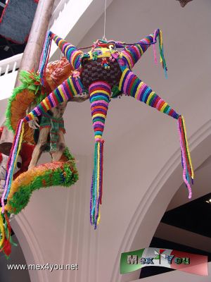 PiÃ±atas en el Museo de Arte Popular (MAP) (01-07)
Photo by: Antonio Pacheco
Keywords: piÃ±atas museo arte popular concurso navidad posadas christmas