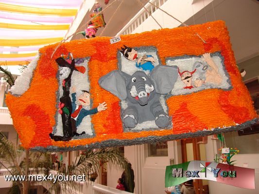 PiÃ±atas en el Museo de Arte Popular (MAP) (04-07)
Photo by: Antonio Pacheco
Keywords: piÃ±atas museo arte popular concurso navidad posadas christmas