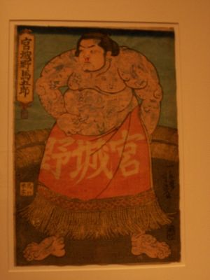 Dr. Lakra en el Museo de la Ciudad de MÃ©xico (06-06)
Como se puede observar en la imÃ¡gen de este luchador de sumo japones en sicario mexicano cubierto con famosos tatuajes pandilleros. Nadie se escapa de sus intervenciones traviesas que ponen en ridÃ­culo, retan, subvierten o redefinen al sujeto original. 

Text & Photo by: YanÃ­n RamÃ­rez 
Keywords: dr lakra museo ciudad mexico tatuaje tatuajes