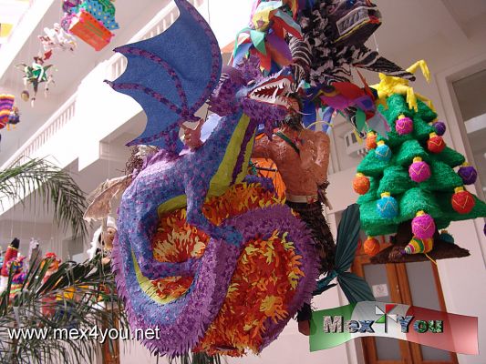 PiÃ±atas en el Museo de Arte Popular (MAP) (06-07)
Photo by: Antonio Pacheco
Keywords: piÃ±atas museo arte popular concurso navidad posadas christmas