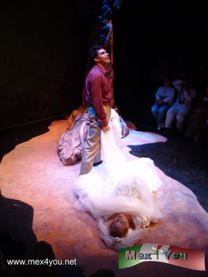 En el Centro del Vientre (03-05)
Contando con las grandes actuaciones, sin lugar a dudas, de Alberto Estrella y con la grata apariciÃ³n en el Teatro de Cecilia Toussaint, quien nos deja un grato sabor de boca acompaÃ±ados de grandes promesas en la actuaciÃ³n como Daniel Berlanga, Rosy Balderas, MÃ³nica GÃ³mez y Larissa LÃ³pez. 
Keywords: centro vientre circulo teatral alberto estrella cecilia toussaint
