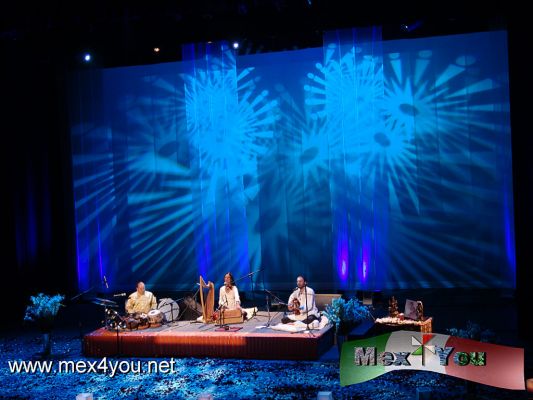 Concierto Mirabai Ceiba en el Teatro de la Ciudad  (01-03)
El 7 de abril se llevÃ³ a cabo en el Teatro de la Ciudad Esperanza Iris la presentaciÃ³n del grupo Mirabai Ceiba, conformado por Markus Sieber y Angelika Baumbach integrantes del dueto, quienes con su caracterÃ­stica combinaciÃ³n de New age y cantos espirituales, combinan mantras en Gurumukhi e influencias indÃ­gena americana combinada con palabras de sabidurÃ­a de rum.
Keywords: concierto mirabai ceiba teatro ciudad esperanza iris theater city concert yoga
