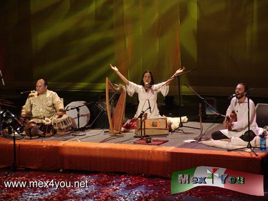 Concierto Mirabai Ceiba en el Teatro de la Ciudad  (03-03)
En una funciÃ³n Ãºnica invitaron a la gente a tener una actitud positiva. La gente solicitÃ³ una canciÃ³n mÃ¡s, obteniendo de este dueto y el percusionista mexicano dos canciones mÃ¡s que encantaron al pÃºblico. 
Keywords: concierto mirabai ceiba teatro ciudad esperanza iris theater city concert yoga