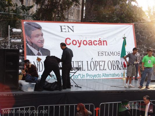 AMLO visita las 16 delegaciones del D.F. (01-08)
Desde las 3 de la tarde la gente se reuniÃ³ en el Parque Hidalgo para esperar a AndrÃ©s Manuel LÃ³pez Obrador. 

From at 3 O'Clock the  people met in the Hidalgo Park to wait for  Andres Manuel Lopez Obrador.
Keywords: AMLO visita las 16 delegaciones del D.F.