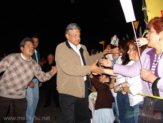 AMLO visita las 16 delegaciones del D.F. (03-08)
A la llegada de LÃ³pez Obrador la gente reunida se mostrÃ³ muy contenta voceando su apoyo al candidato.

The arrival of Lopez Obrador the people were very glad encouring their  support to the candidate. 
Keywords: AMLO visita las 16 delegaciones del D.F.